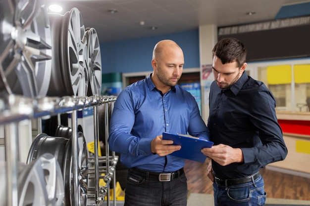 customer-salesman-car-service-auto-store_380164-203435.jpg